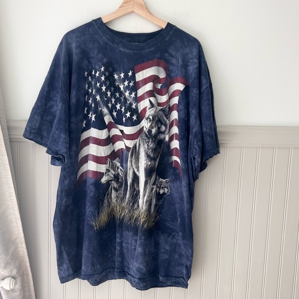 Vintage The Mountain Blue Wolf American Flag Tee Size XXL